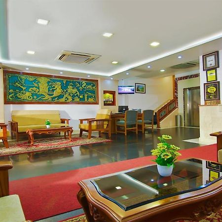 Hotel Excellency Kochi Esterno foto