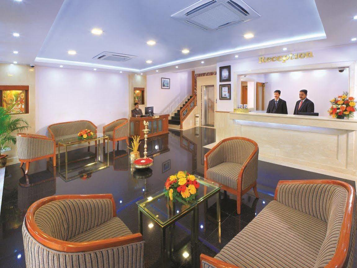Hotel Excellency Kochi Esterno foto