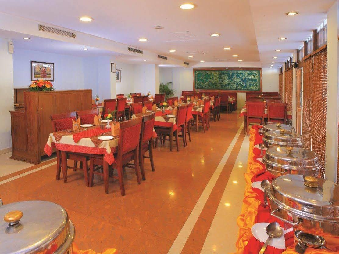 Hotel Excellency Kochi Esterno foto