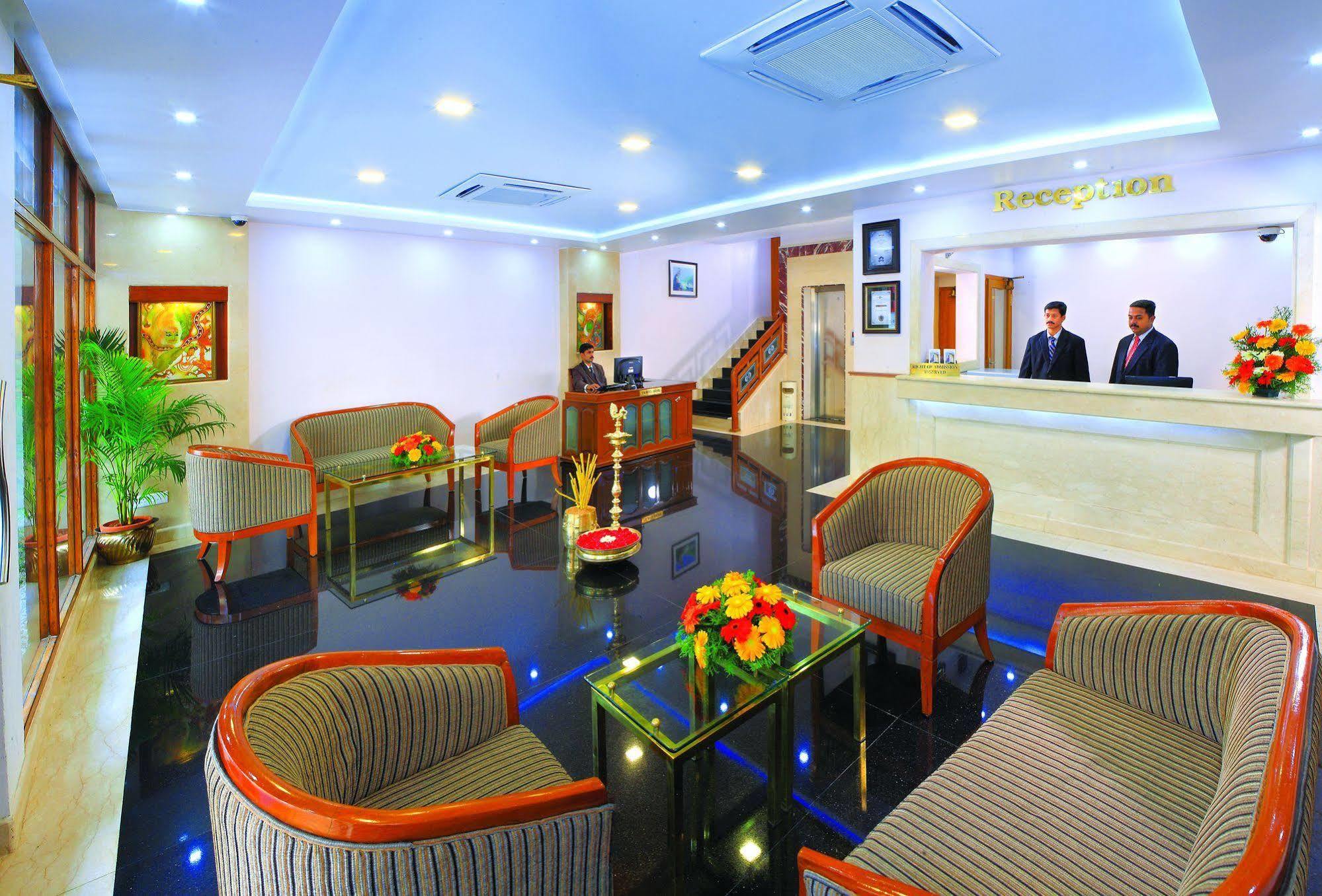 Hotel Excellency Kochi Esterno foto