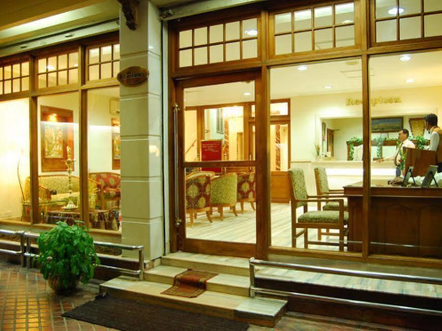 Hotel Excellency Kochi Esterno foto