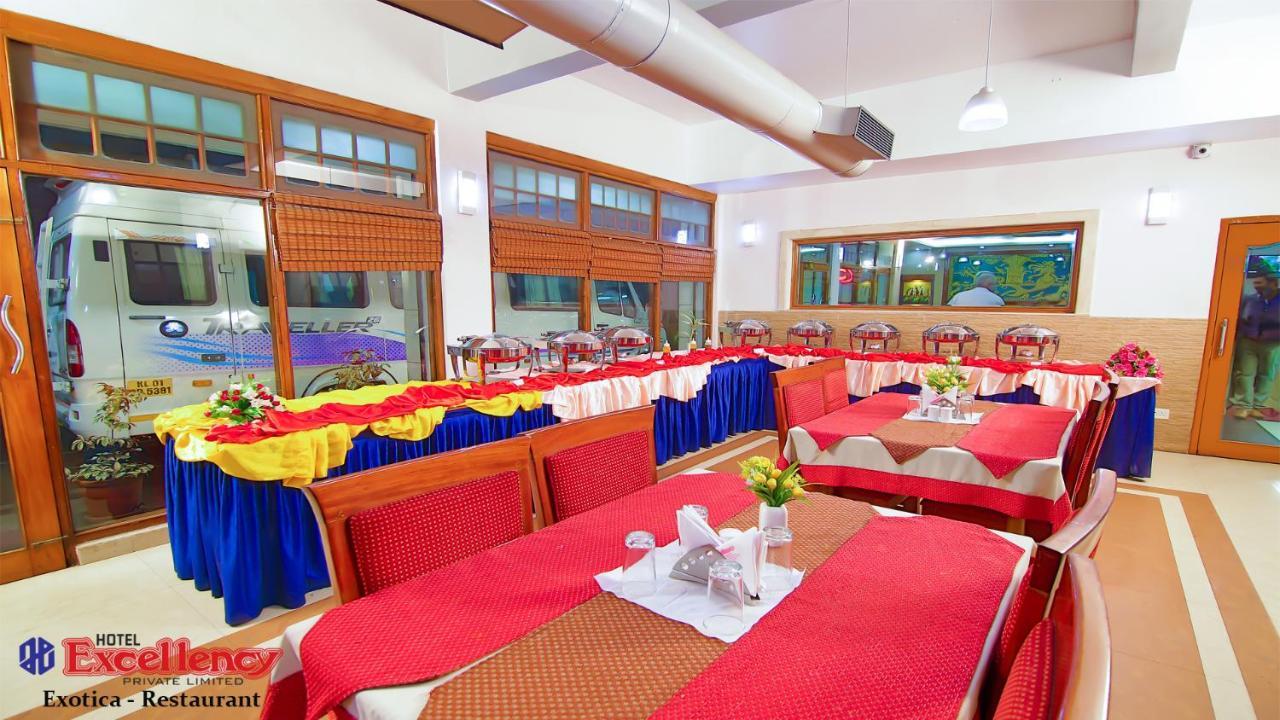 Hotel Excellency Kochi Esterno foto