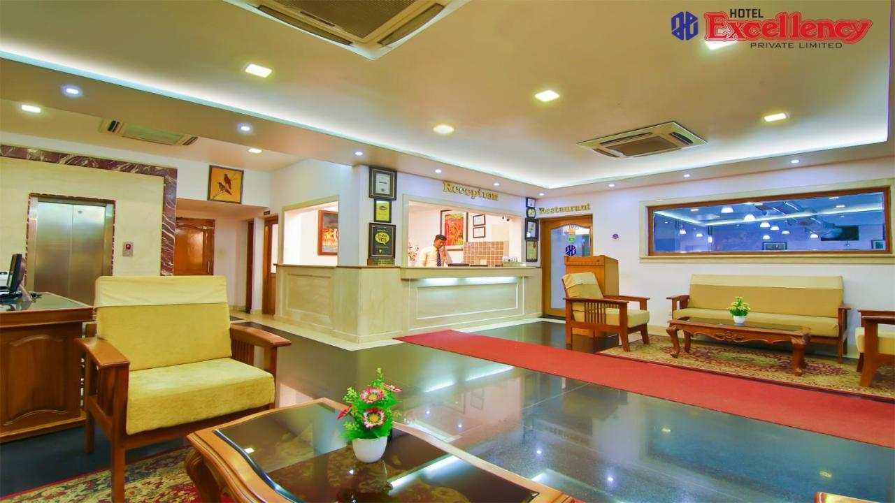 Hotel Excellency Kochi Esterno foto
