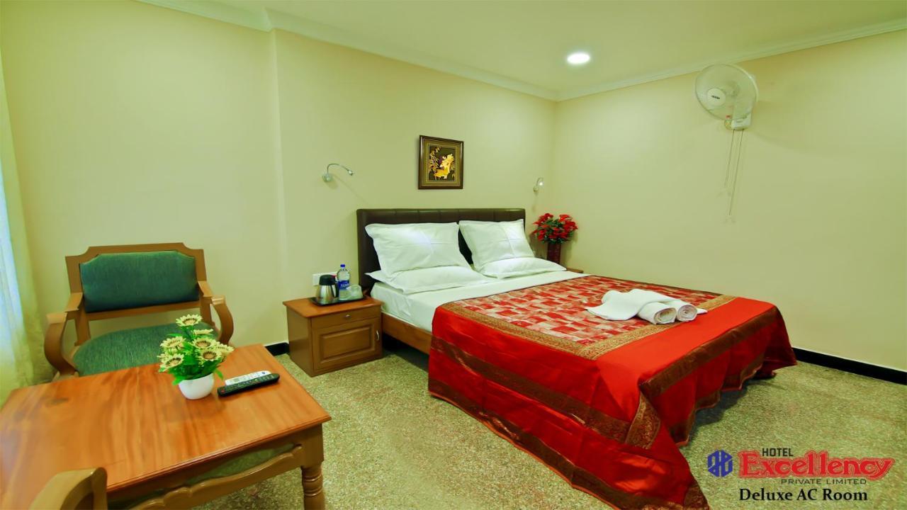 Hotel Excellency Kochi Esterno foto