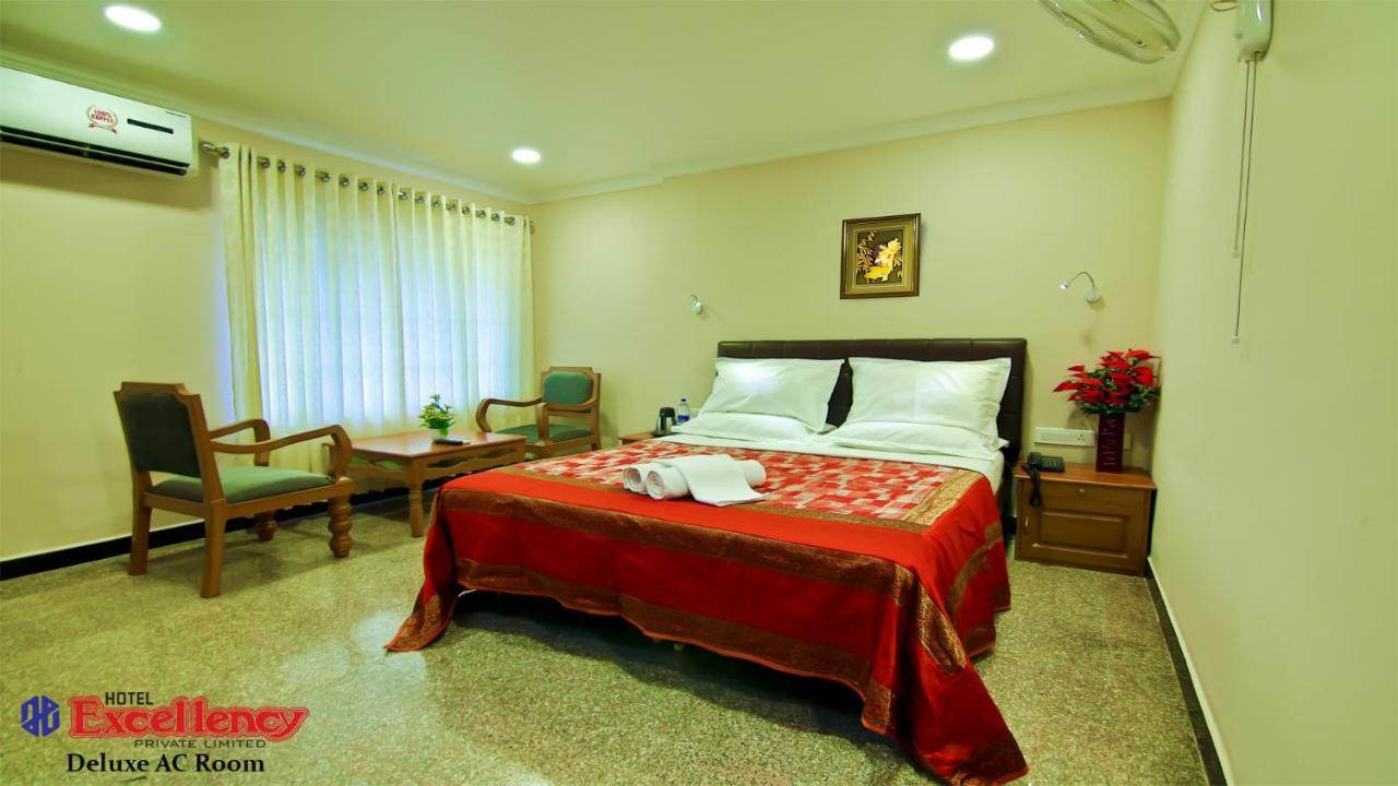 Hotel Excellency Kochi Esterno foto