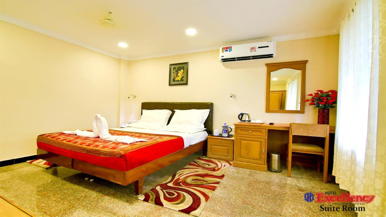 Hotel Excellency Kochi Esterno foto