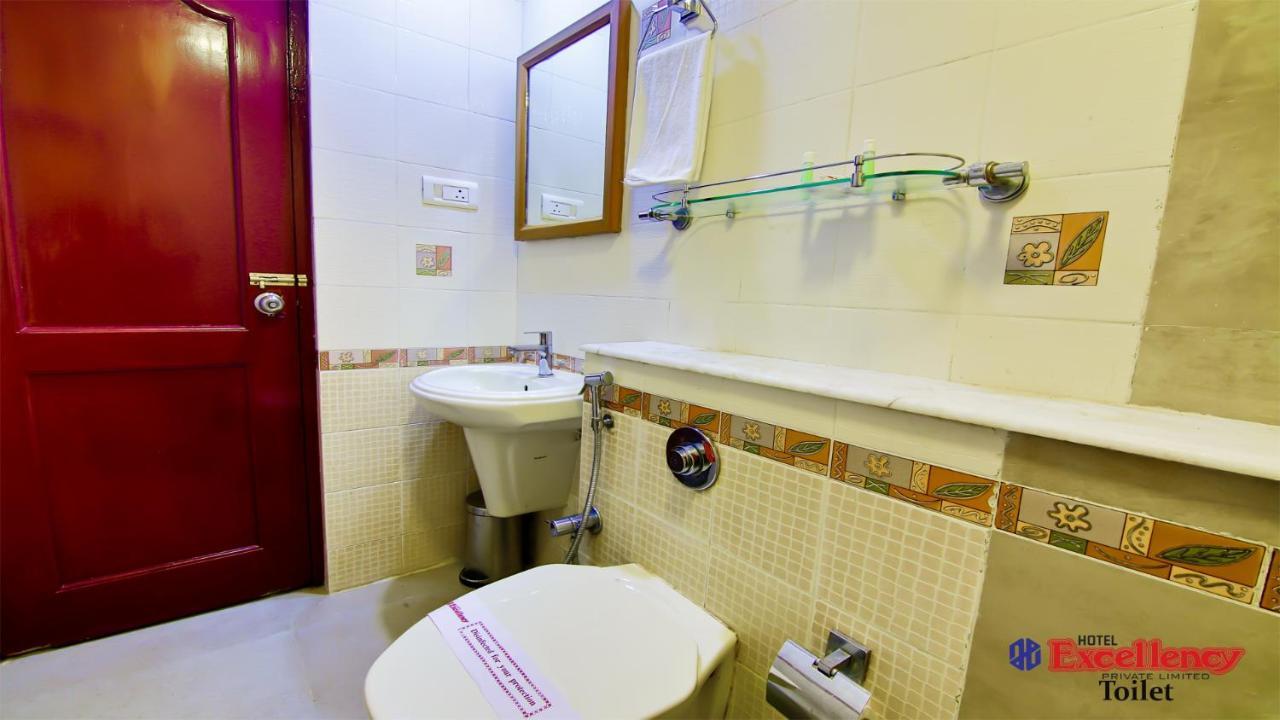Hotel Excellency Kochi Esterno foto