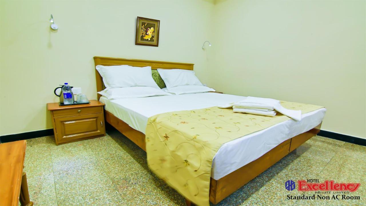 Hotel Excellency Kochi Esterno foto